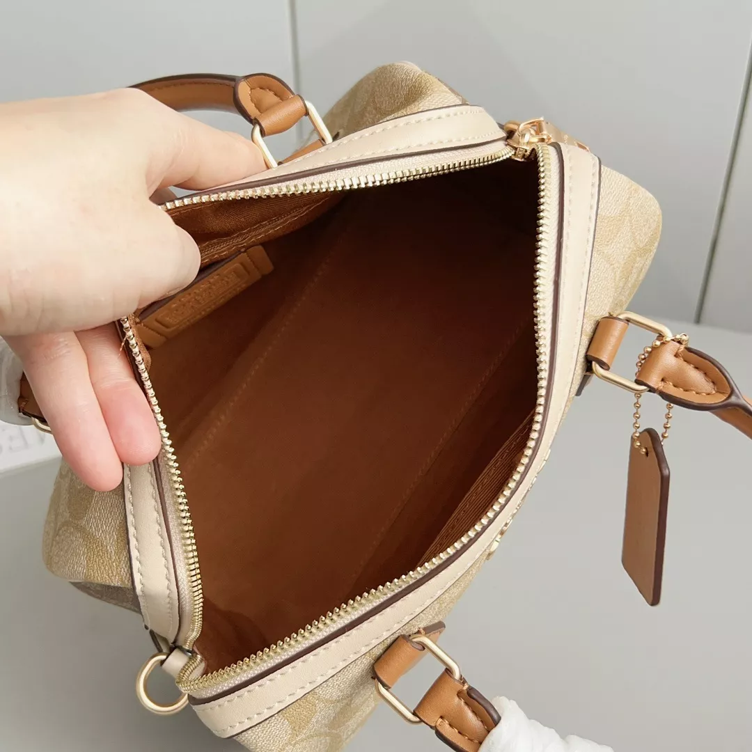 코치 로완 대형 모노그램 보스턴백 상세 이미지 8