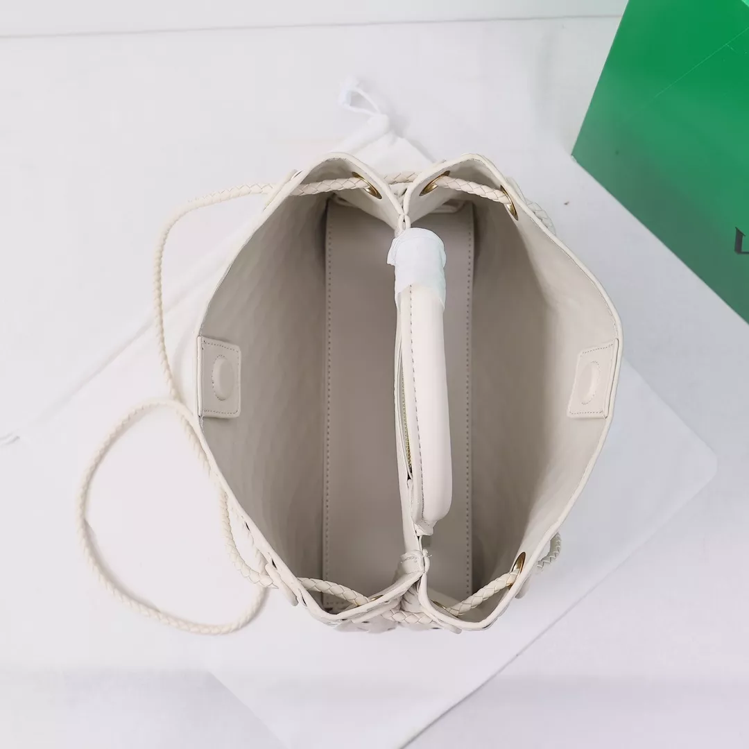 보테가베네타 안디아모 스몰 인트레치아토 가죽 토트백 상세 이미지 6