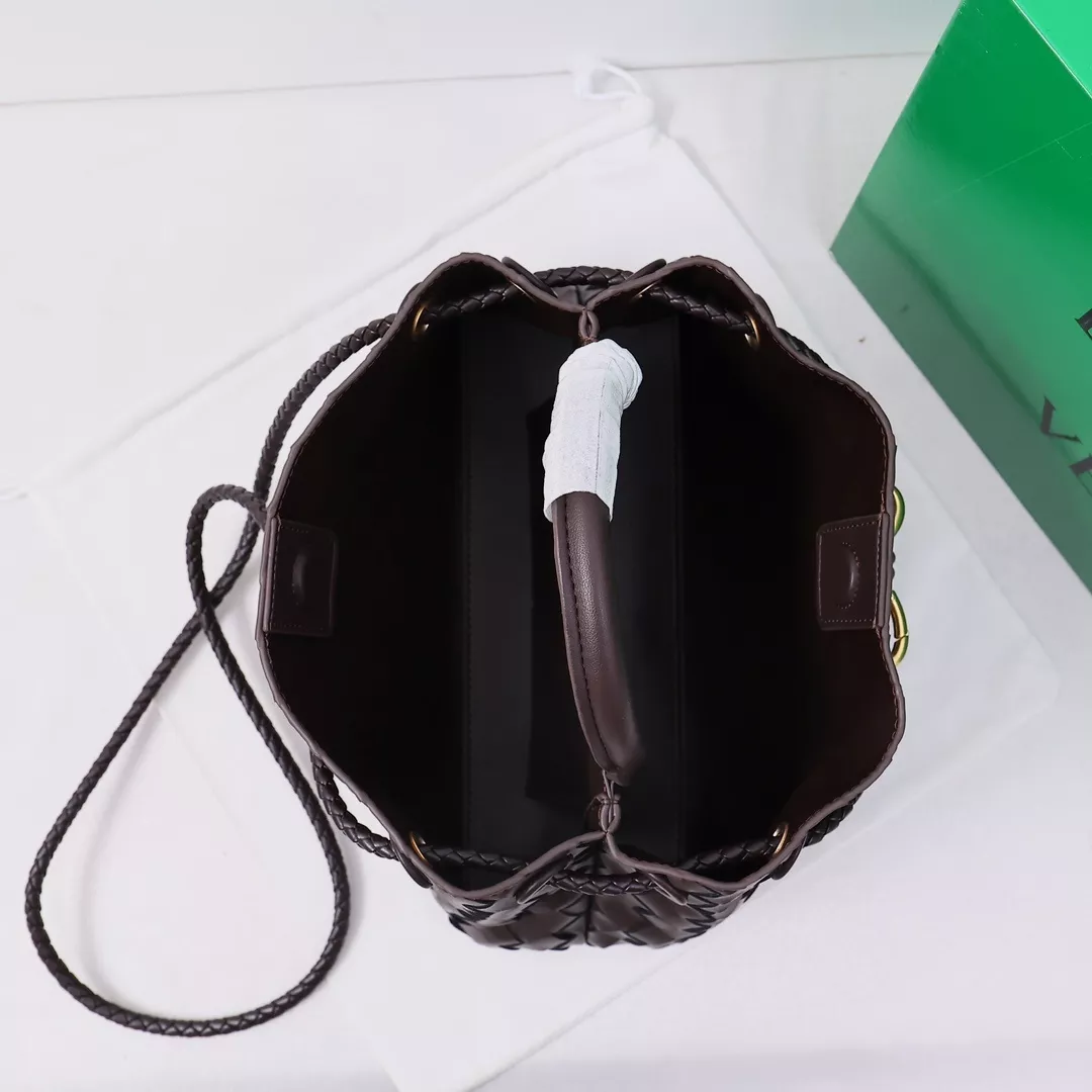 보테가베네타 안디아모 스몰 인트레치아토 가죽 토트백 상세 이미지 6