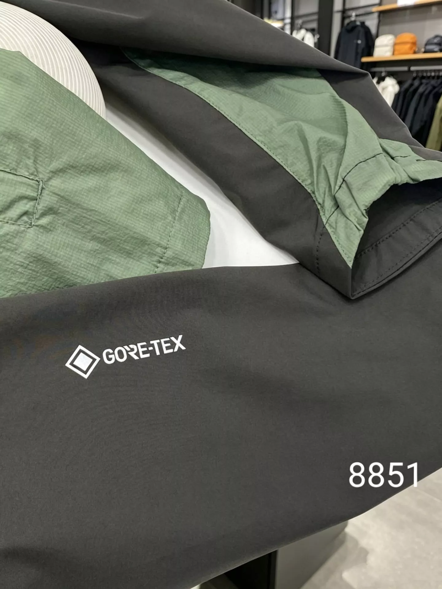 아크테릭스 고어텍스 경량 배색 후드 집업 재킷 상세 이미지 15