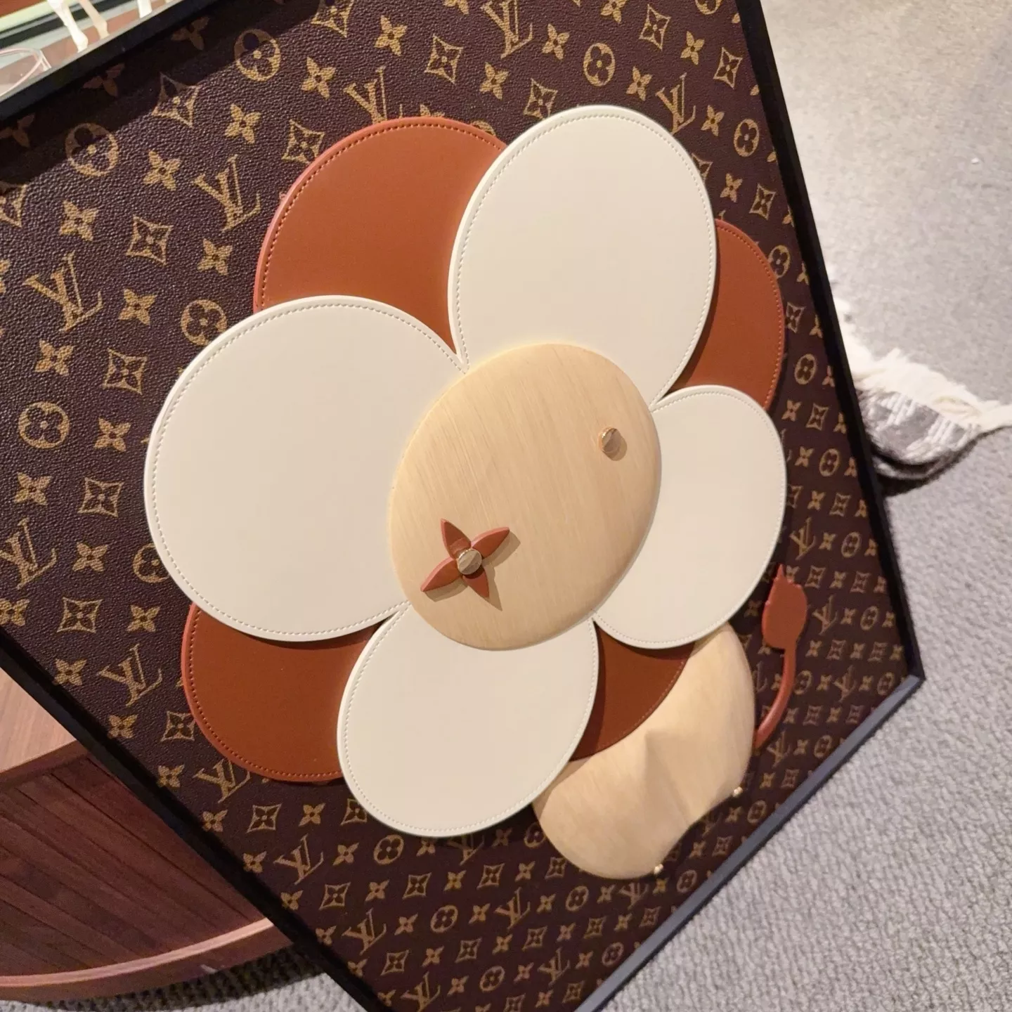 루이비통 비비엔 모노그램 입체 플라워 장식 액자 상세 이미지 14