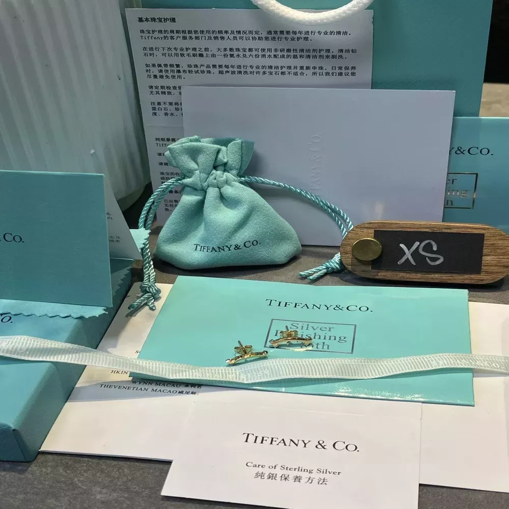 티파니앤코 스마일 모티프 비즈 엣지 이어링