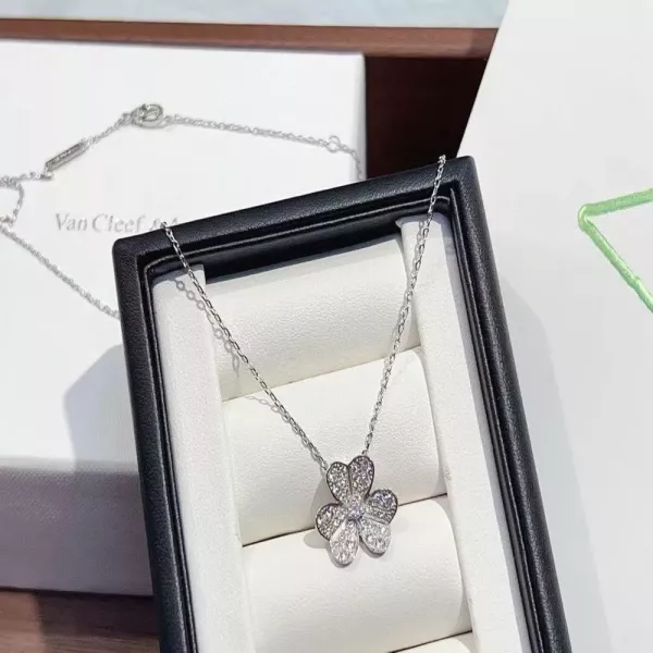 반클리프아펠 투 버터플라이 클로버 풀파베 화이트톤 목걸이