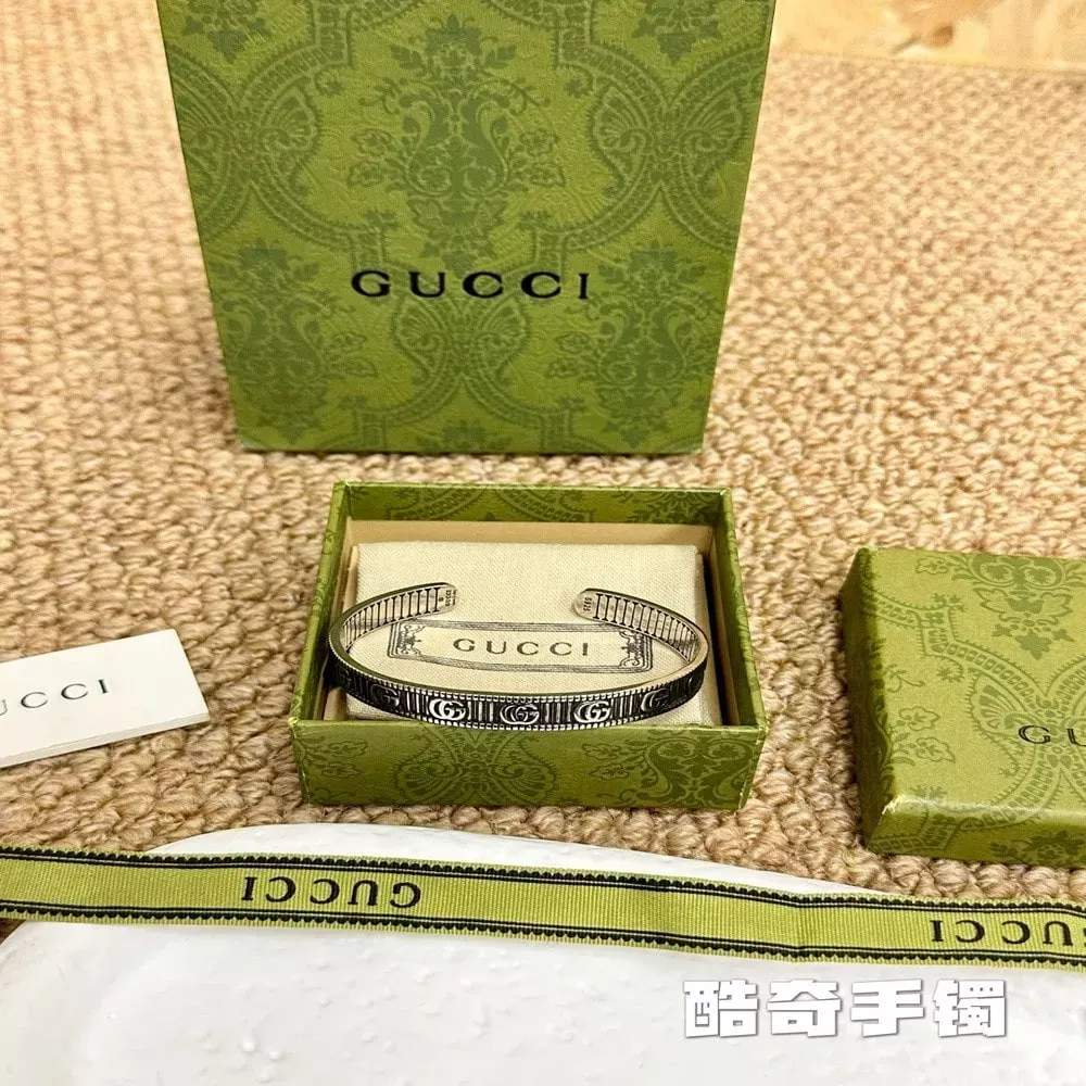 구찌 로고 각인 오픈형 메탈 팔찌