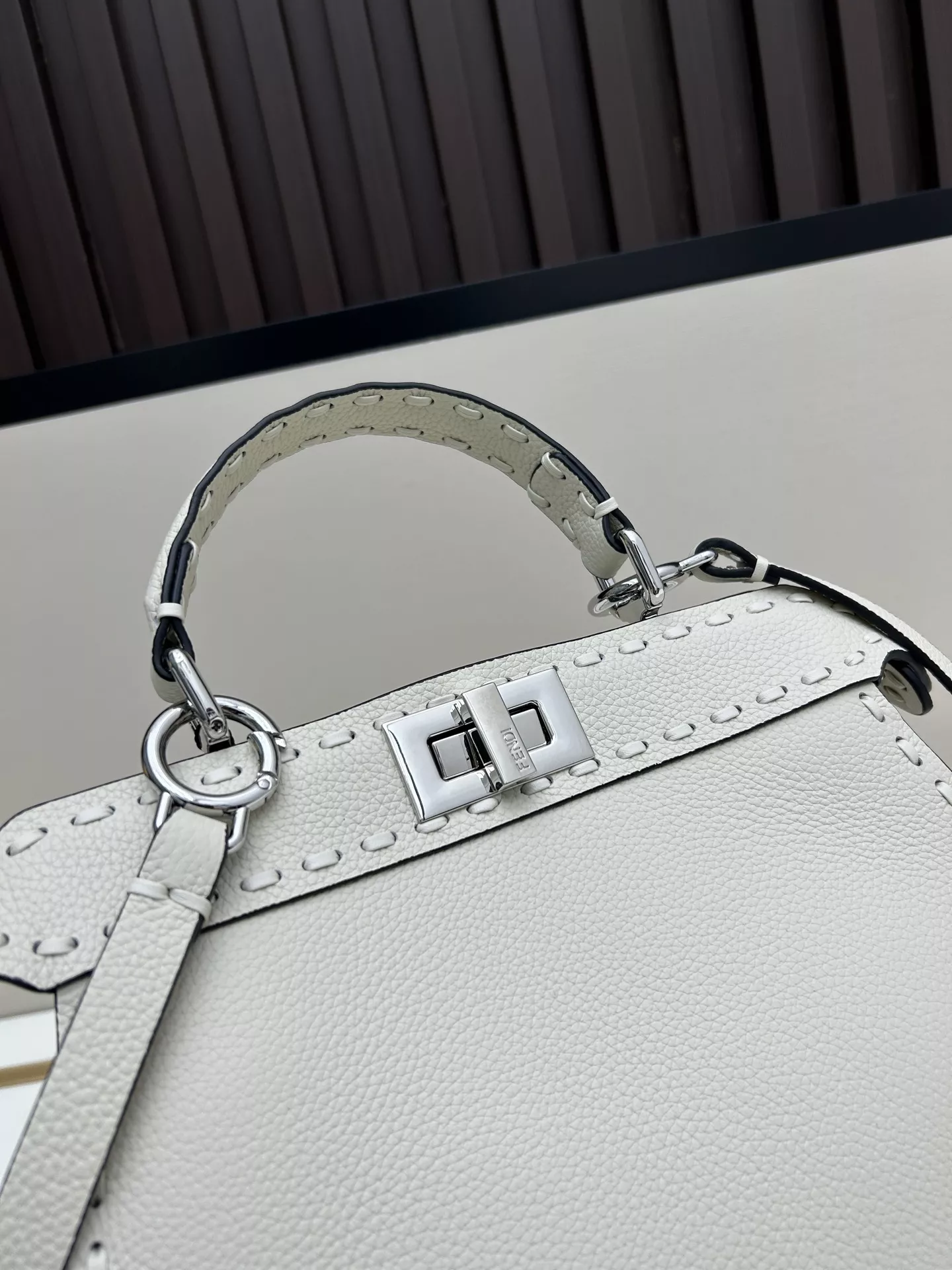 펜디 피카부 스몰 토트 겸 숄더백 상세 이미지 2