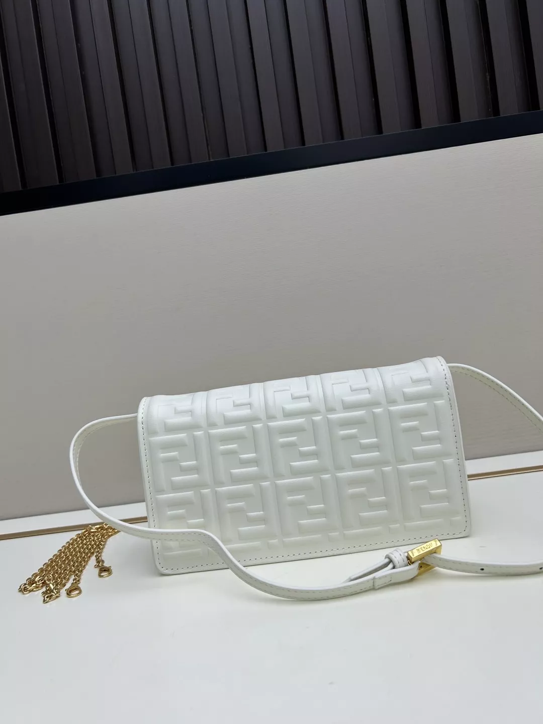 펜디 클래식 엠보 체인 투웨이 바게트백 상세 이미지 3