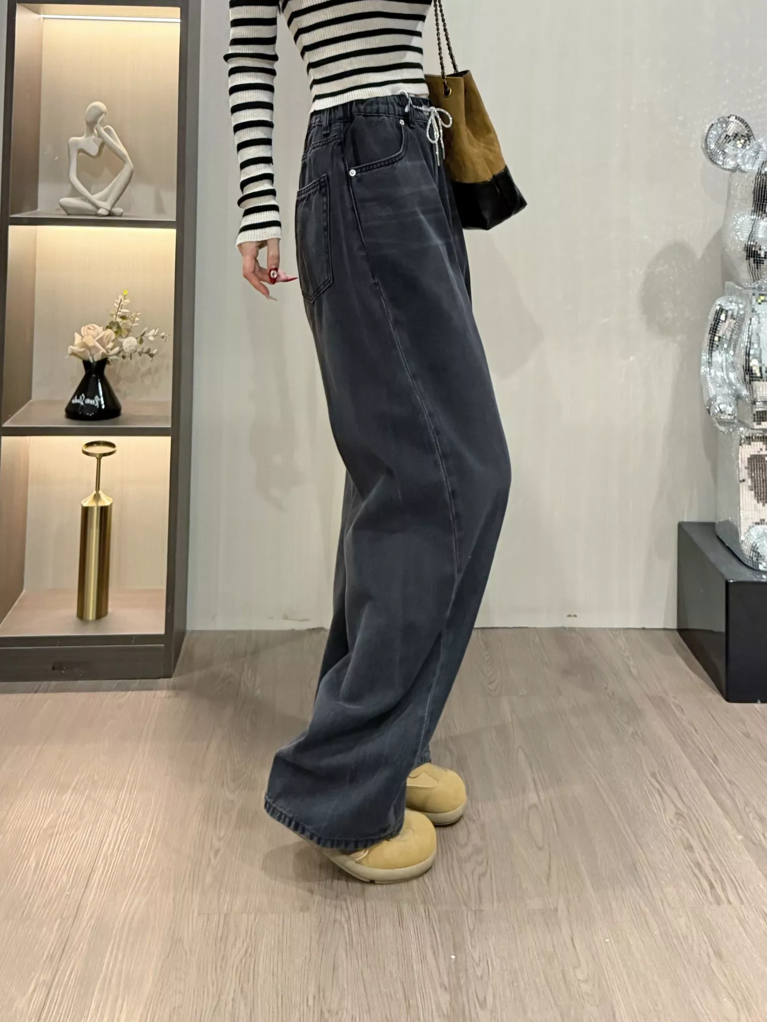 알렉산더왕 스톤 장식 드로스트링 배럴핏 데님 팬츠 상세 이미지 52