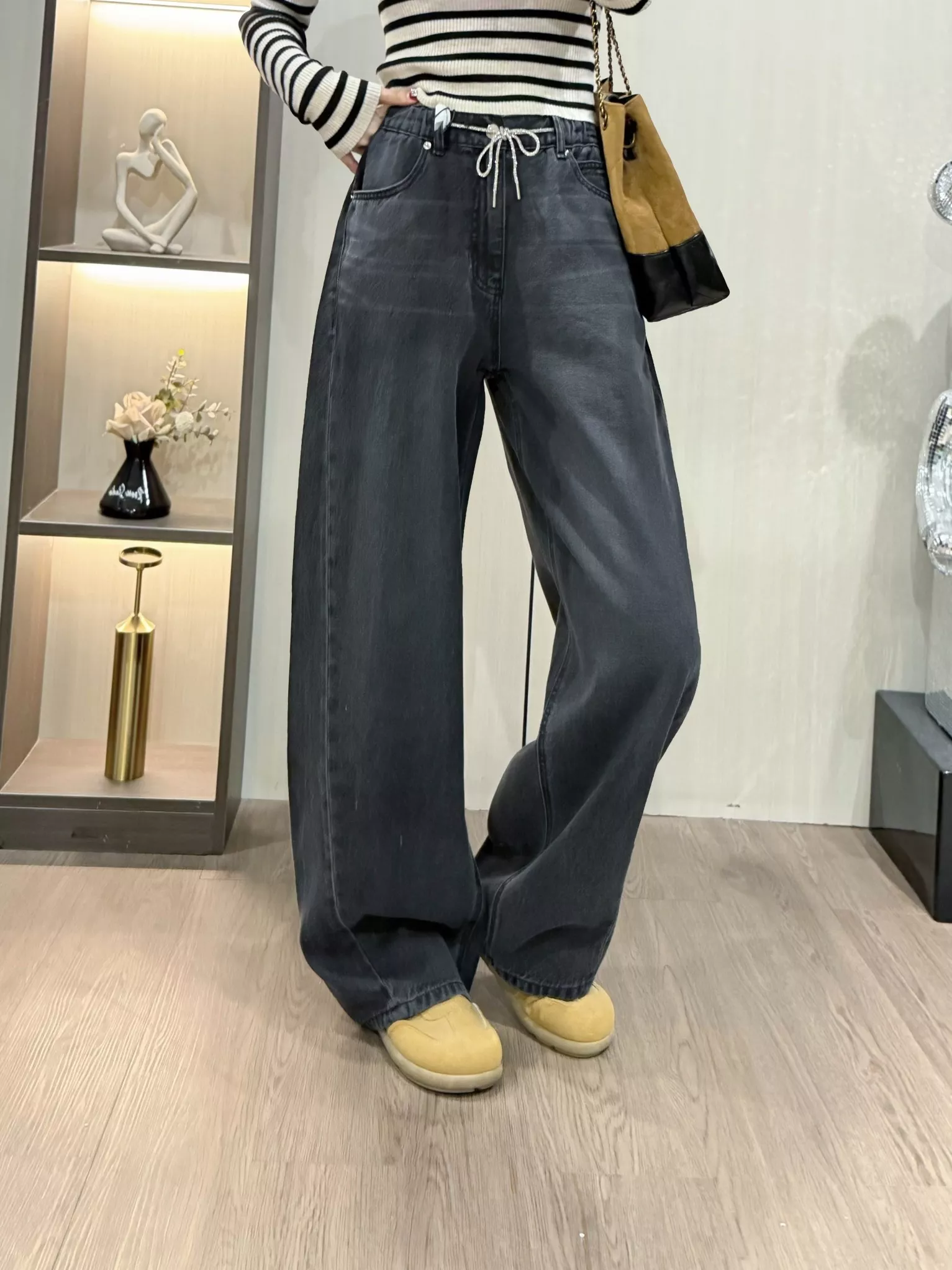 알렉산더왕 스톤 장식 드로스트링 배럴핏 데님 팬츠 상세 이미지 49