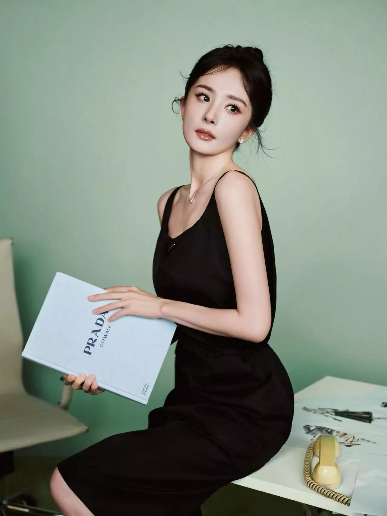 프라다 메탈 트라이앵글 로고 나일론 슬리브리스 스커트 투피스 상세 이미지 12