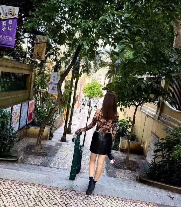 크롬하츠 크로스 빈티지 프린트 레이스 트리밍 오프숄더 크롭 티셔츠 상세 이미지 17