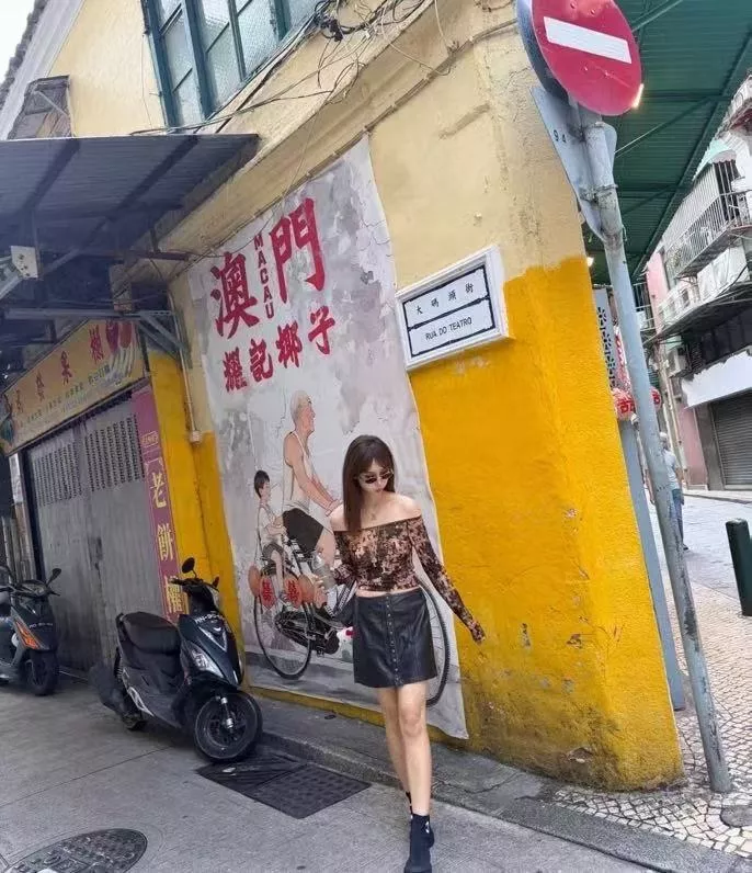 크롬하츠 크로스 빈티지 프린트 레이스 트리밍 오프숄더 크롭 티셔츠 상세 이미지 14