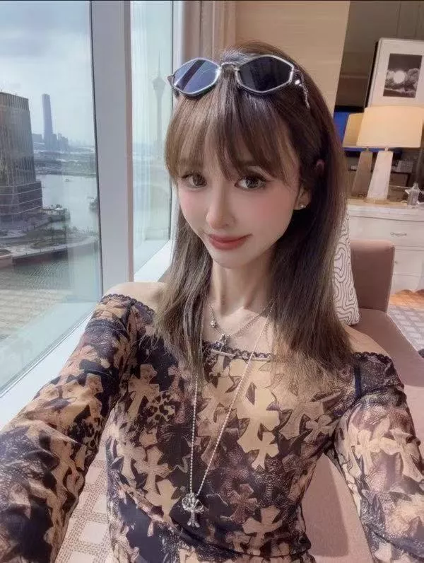 크롬하츠 크로스 빈티지 프린트 레이스 트리밍 오프숄더 크롭 티셔츠 상세 이미지 11