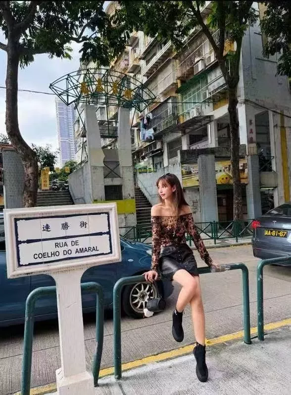 크롬하츠 크로스 빈티지 프린트 레이스 트리밍 오프숄더 크롭 티셔츠 상세 이미지 16