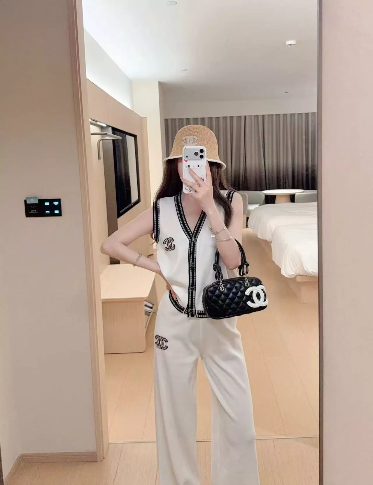 샤넬 로고 자수 하트 버튼 배색 브이넥 니트 베스트 팬츠 세트 상세 이미지 15
