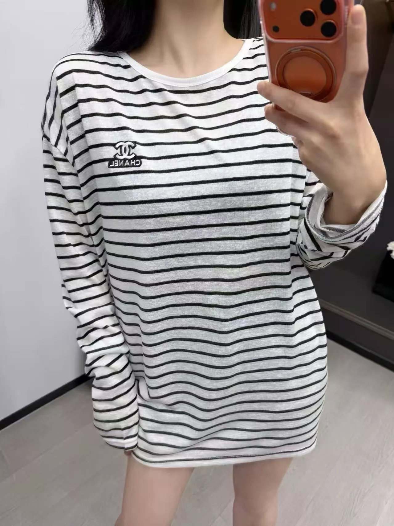 샤넬 로고 자수 스트라이프 긴소매 티셔츠 상세 이미지 10