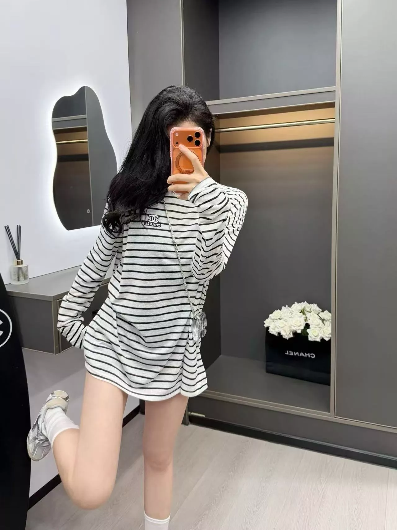 샤넬 로고 자수 스트라이프 긴소매 티셔츠 상세 이미지 15