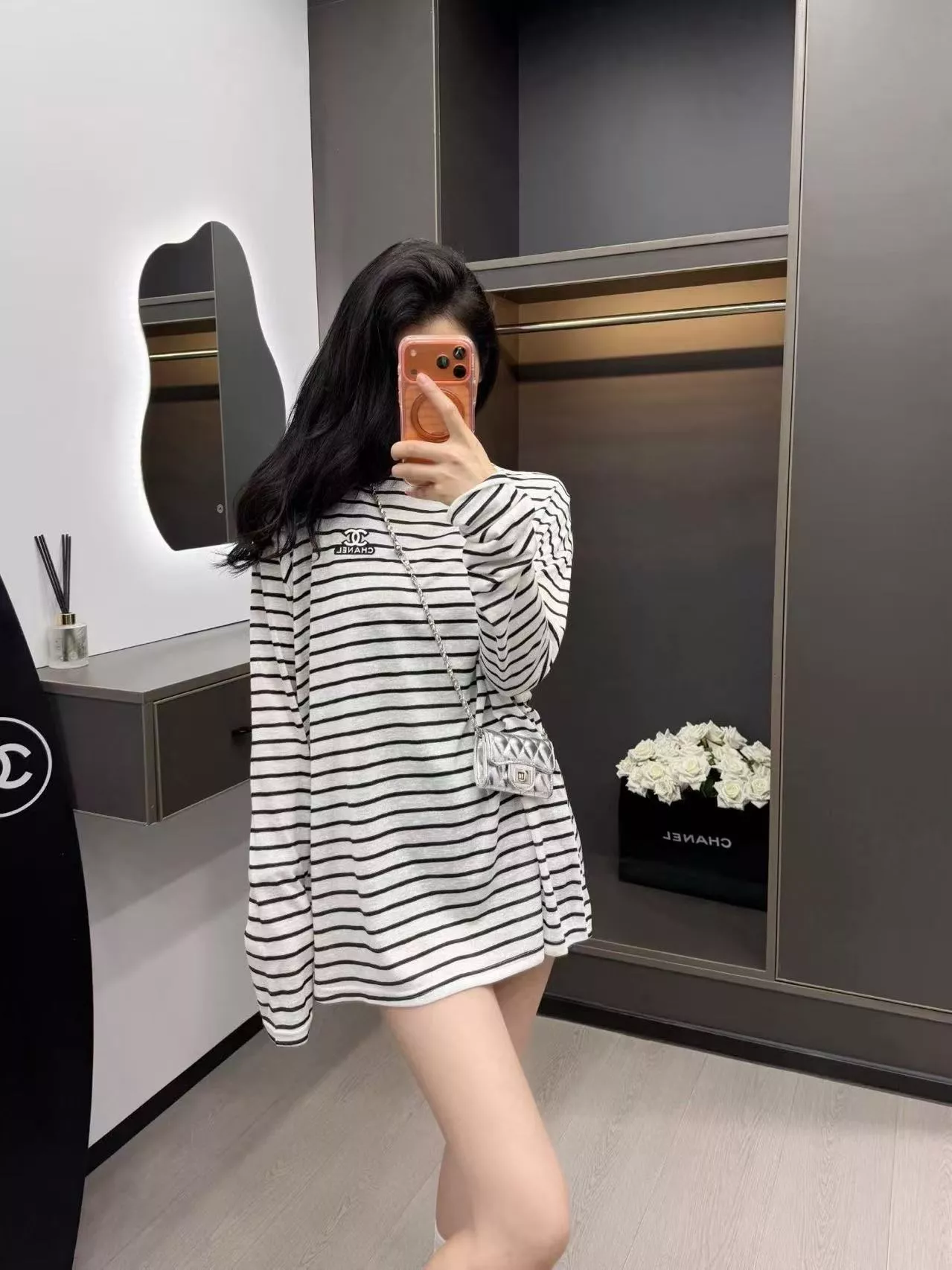 샤넬 로고 자수 스트라이프 긴소매 티셔츠 상세 이미지 12