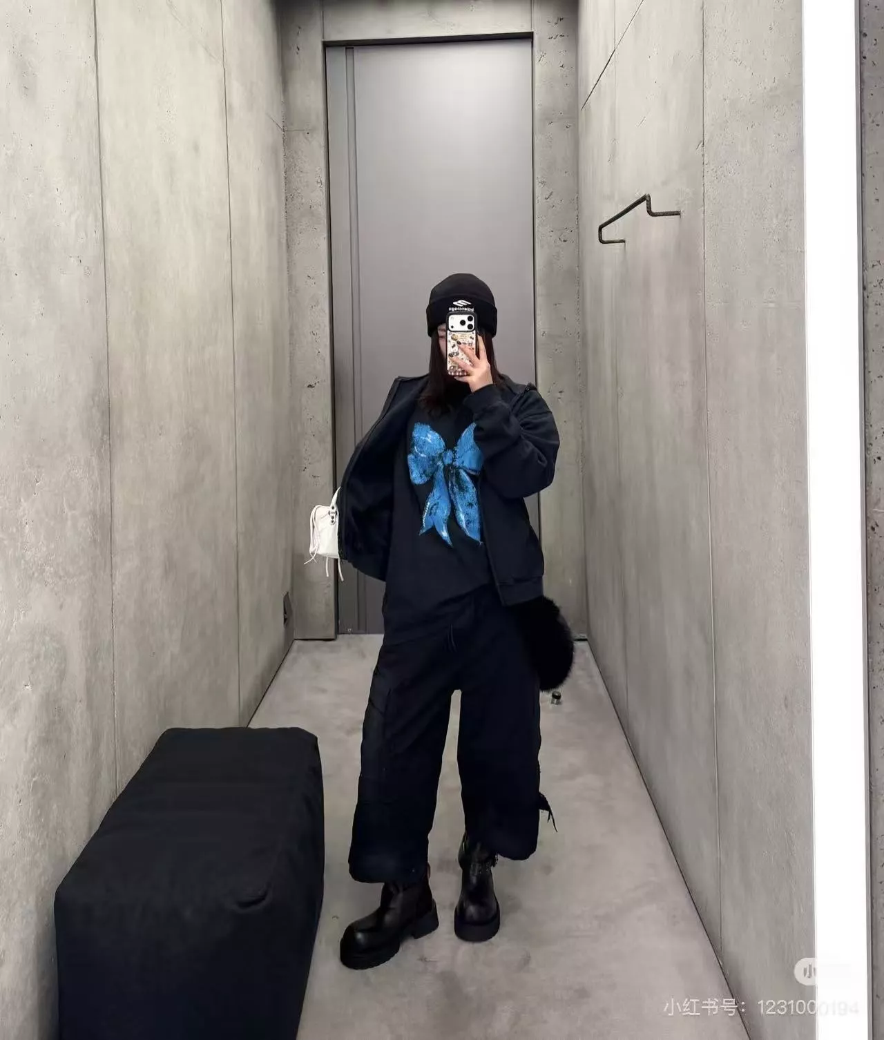 발렌시아가 보우 프린트 오버핏 반소매 티셔츠 상세 이미지 15