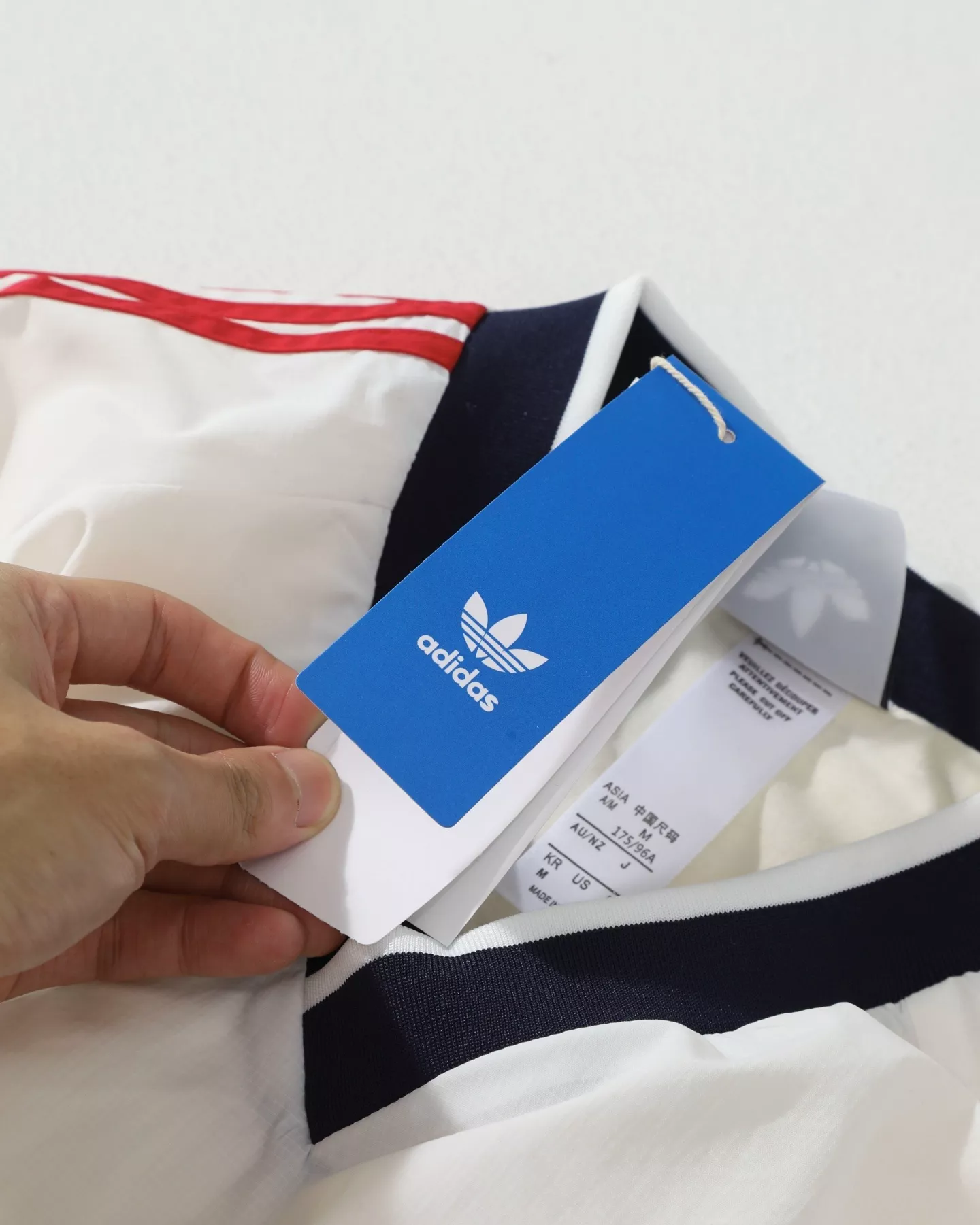 아디다스 브이넥 배색 우븐 루즈핏 풀오버 상세 이미지 4