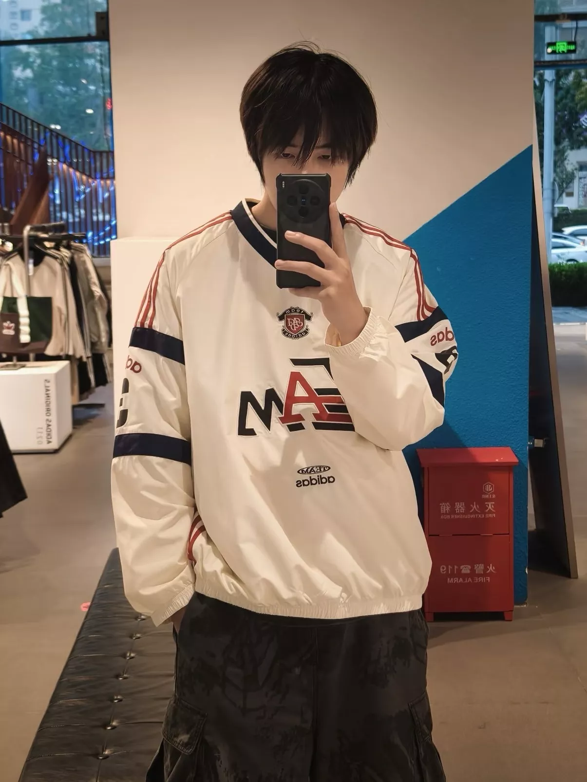 아디다스 브이넥 배색 우븐 루즈핏 풀오버 상세 이미지 15