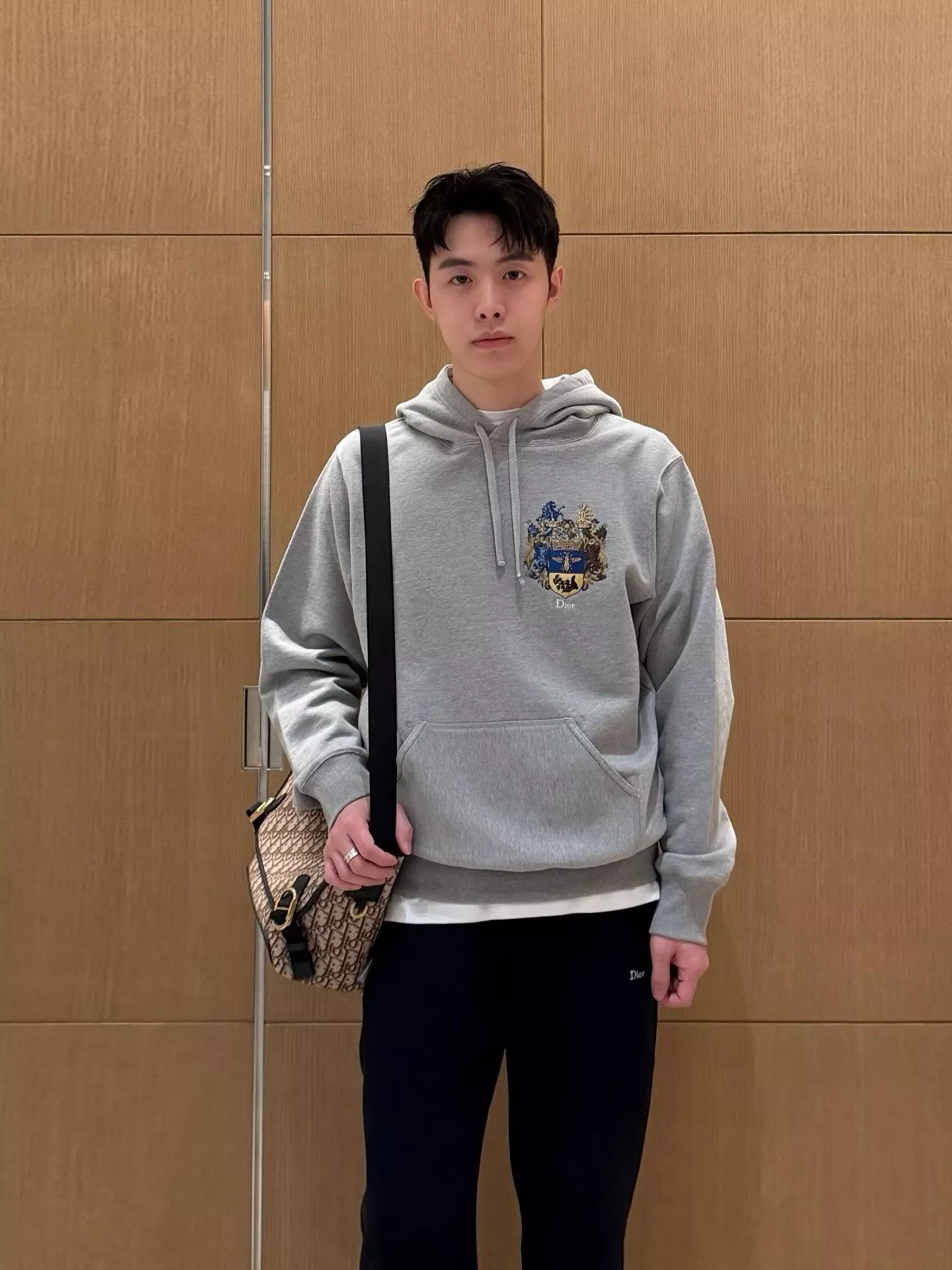디올 배지 자수 루즈핏 후드 티셔츠 상세 이미지 11