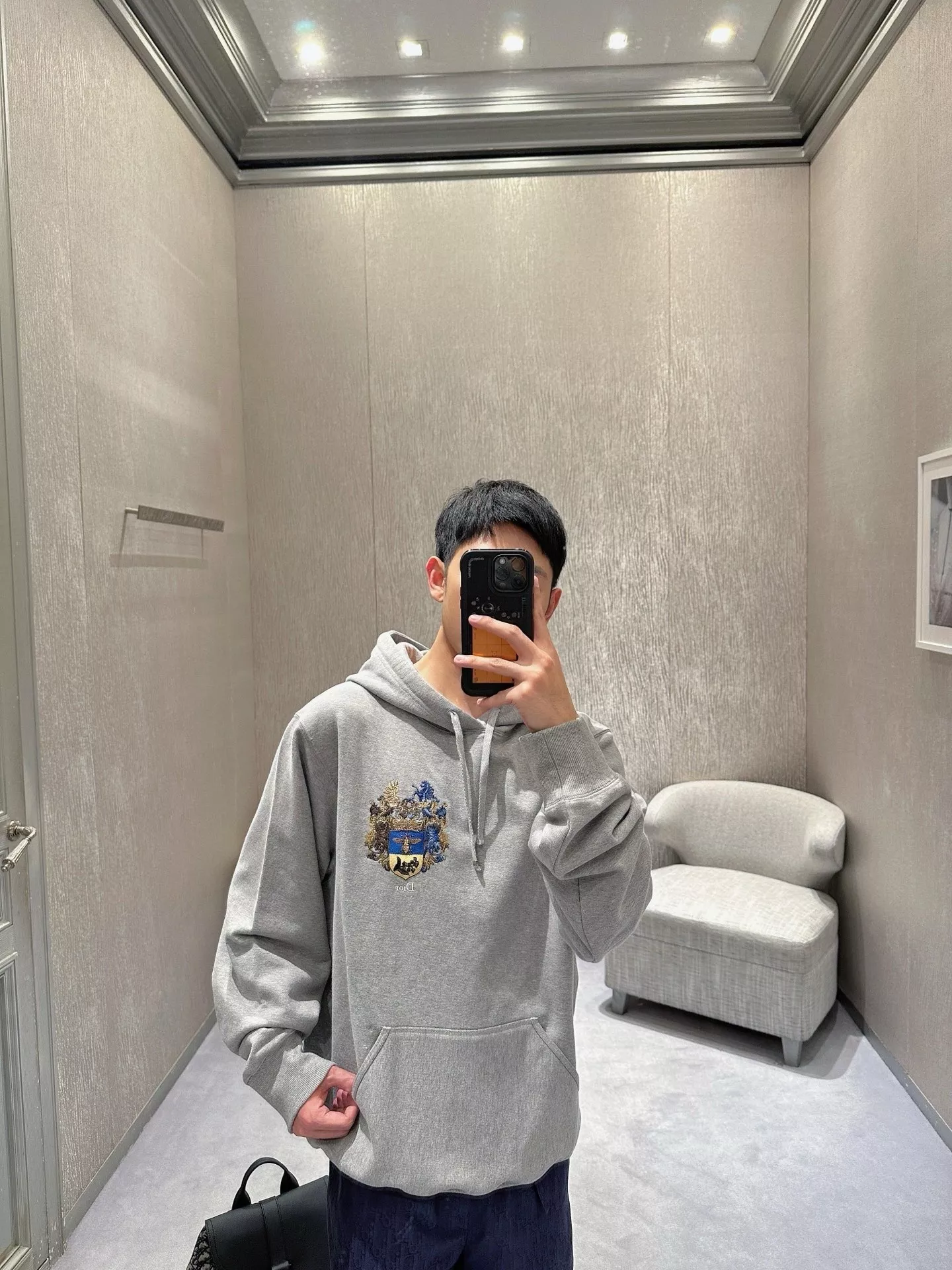 디올 배지 자수 루즈핏 후드 티셔츠 상세 이미지 16