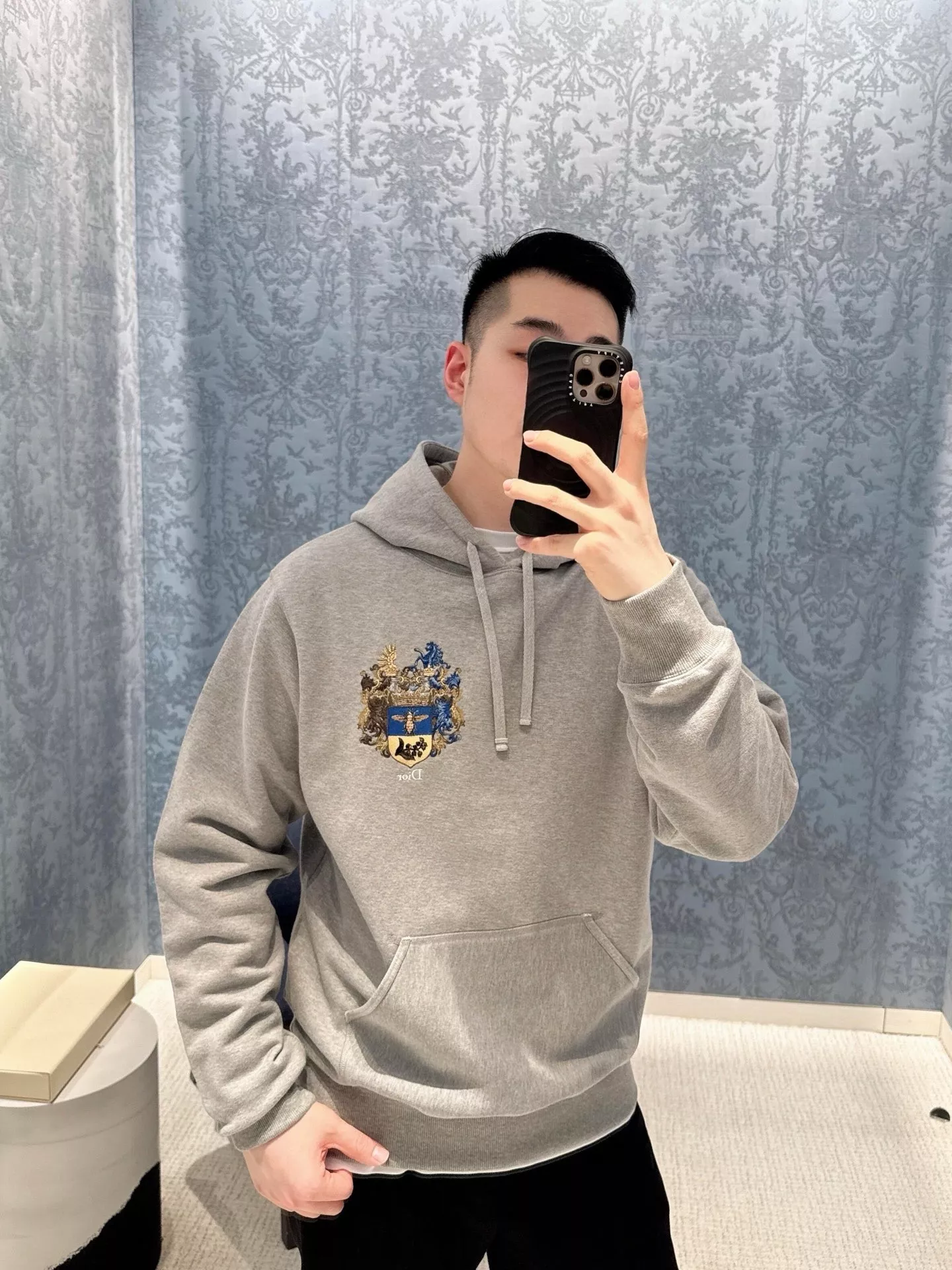 디올 배지 자수 루즈핏 후드 티셔츠 상세 이미지 14