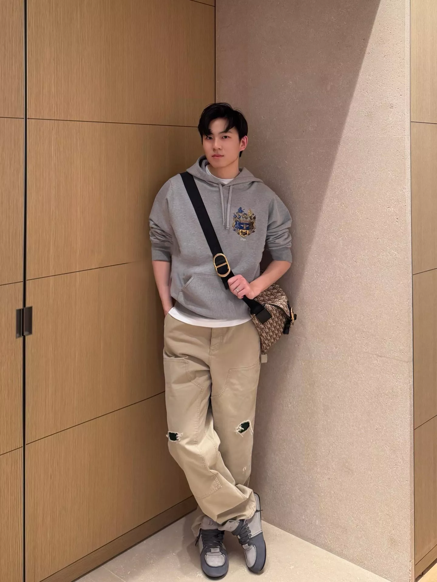 디올 배지 자수 루즈핏 후드 티셔츠 상세 이미지 13