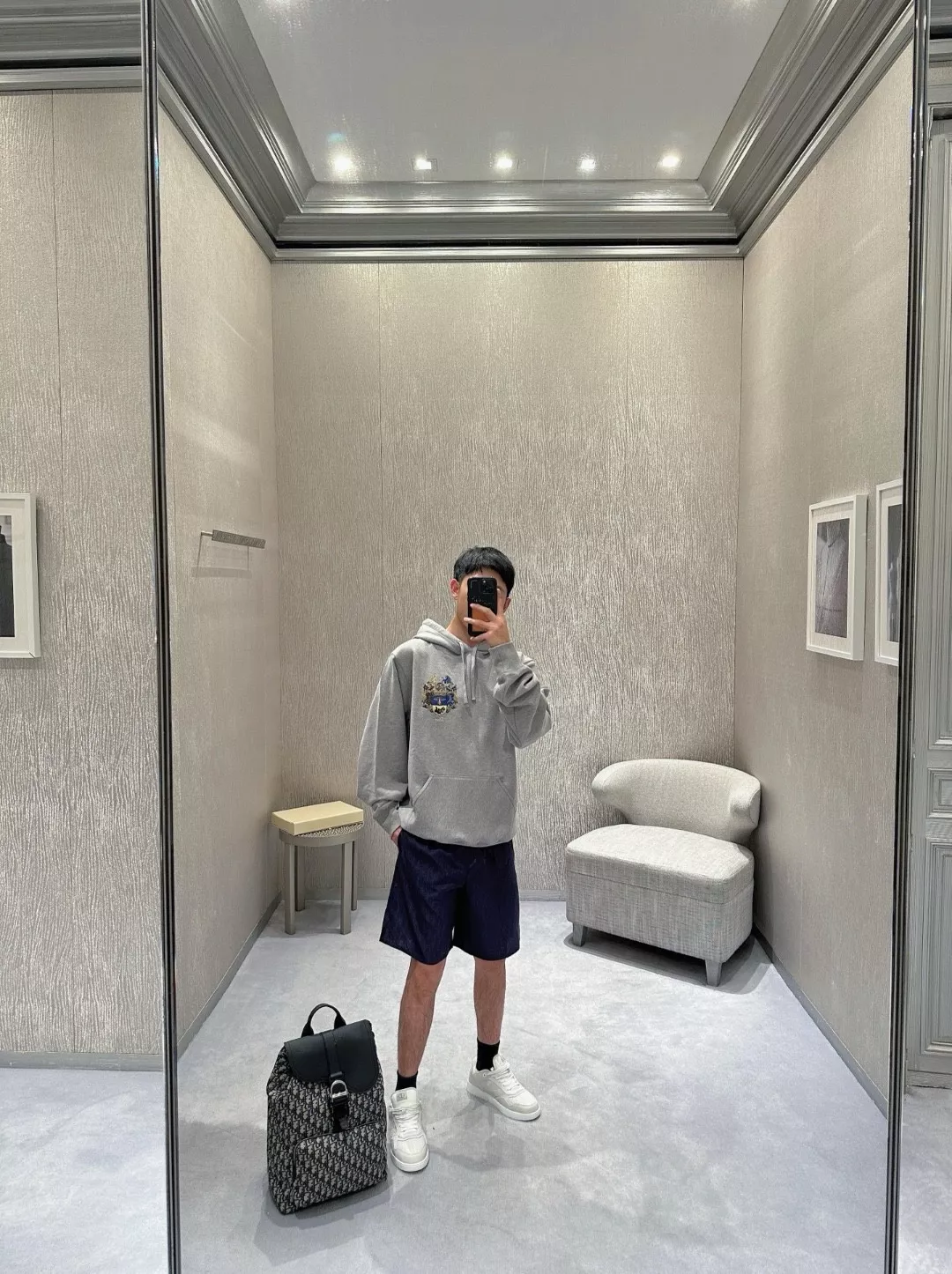 디올 배지 자수 루즈핏 후드 티셔츠 상세 이미지 17