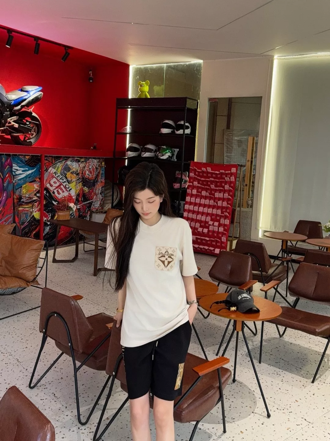 루이비통 모노그램 페이크 포켓 코튼 반소매 티셔츠 상세 이미지 15