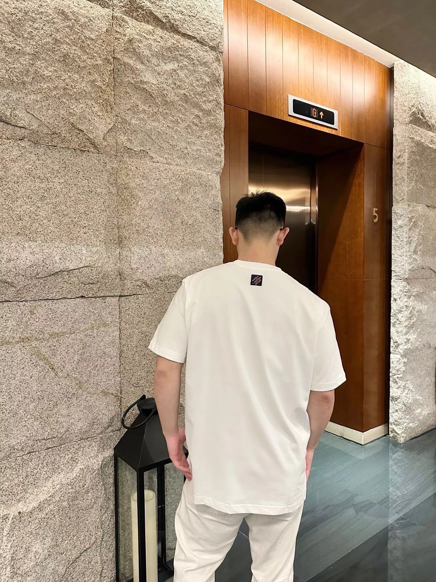 루이비통 시그니처 자수 레터링 반소매 티셔츠 상세 이미지 12