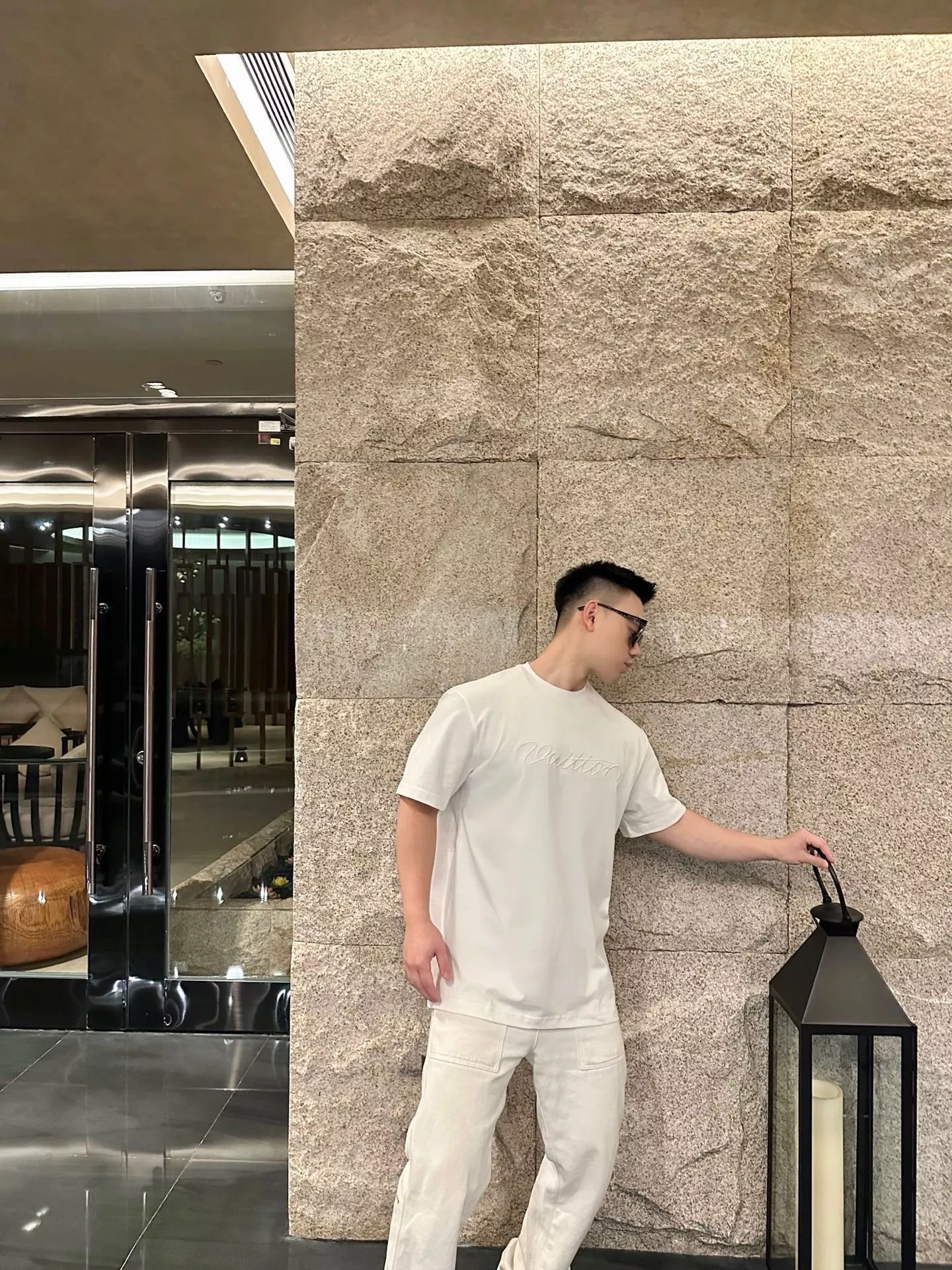 루이비통 시그니처 자수 레터링 반소매 티셔츠 상세 이미지 15