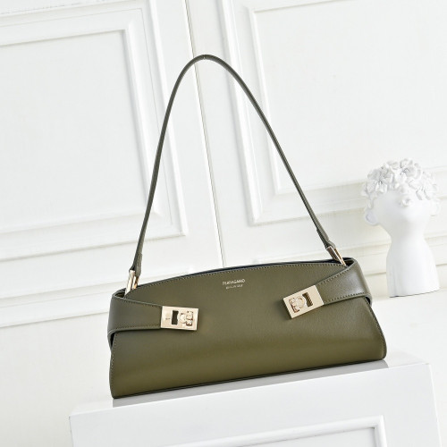 페라가모 허그 가로형 레더 숄더백