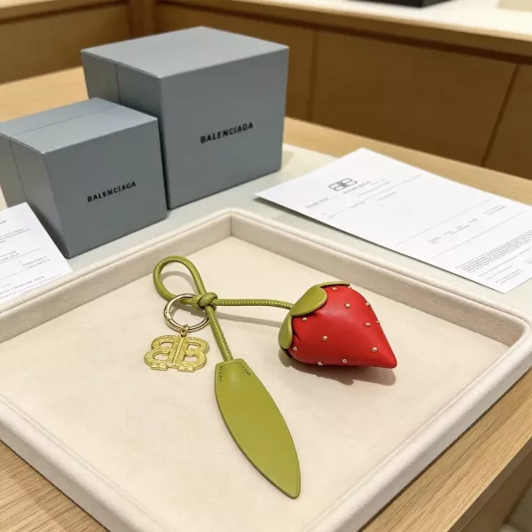 발렌시아가 BB 로고 스트로베리 가죽 백참 키링