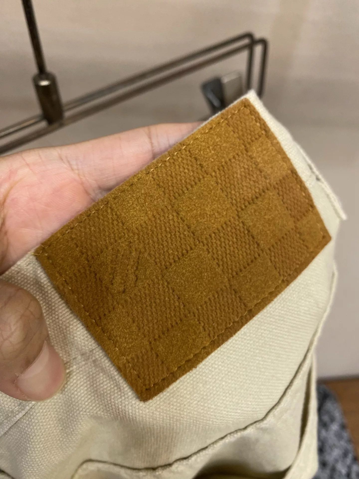루이비통 모노그램 자수 워싱 데님 팬츠 상세 이미지 9
