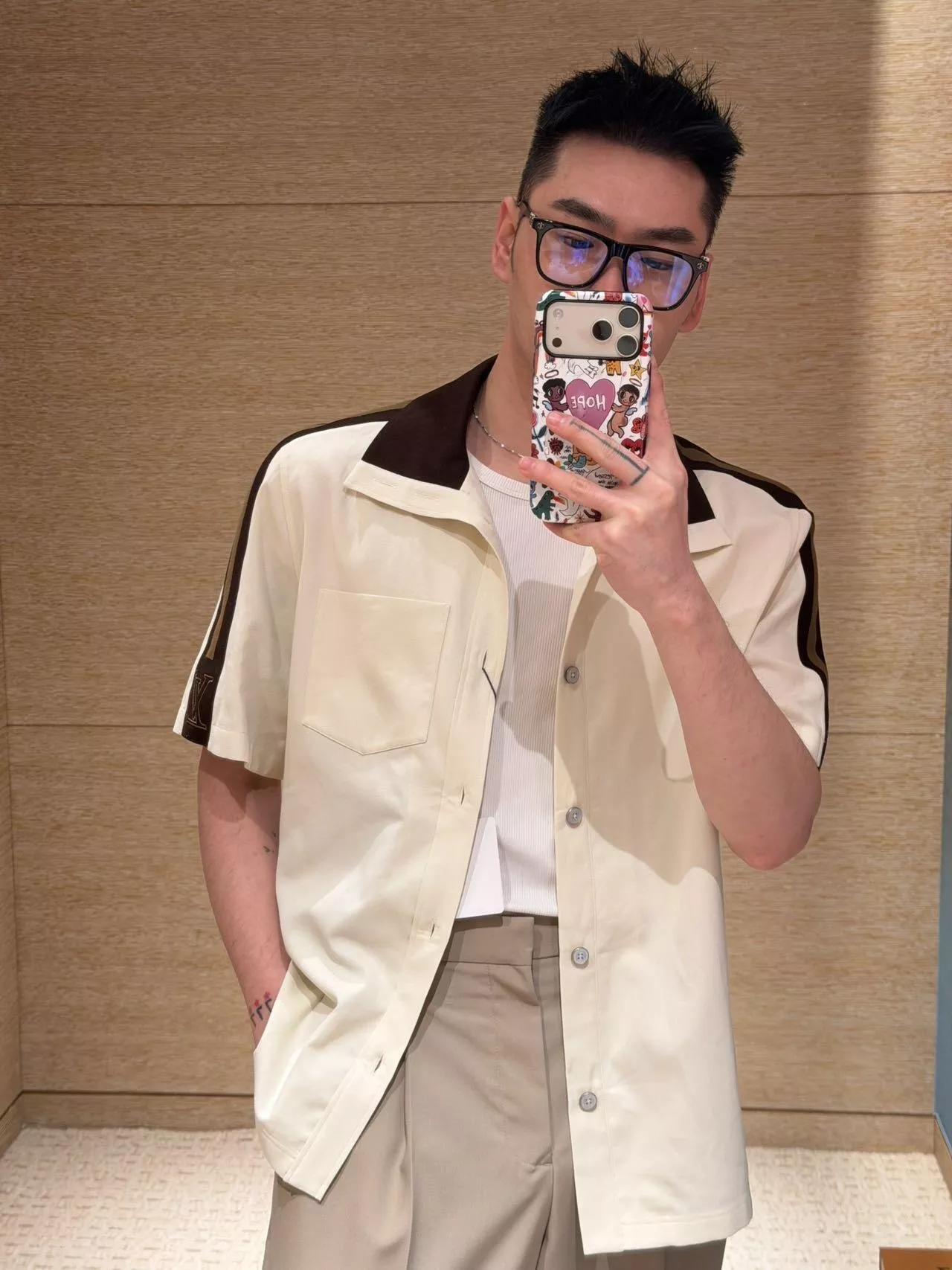 루이비통 스트라이프 자수 로고 코튼 혼방 반소매 셔츠 상세 이미지 13