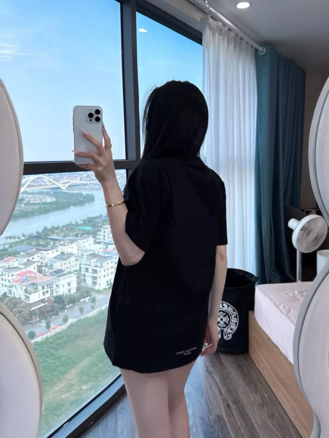 루이비통 로고 프린트 코튼 크루넥 반소매 티셔츠 상세 이미지 29