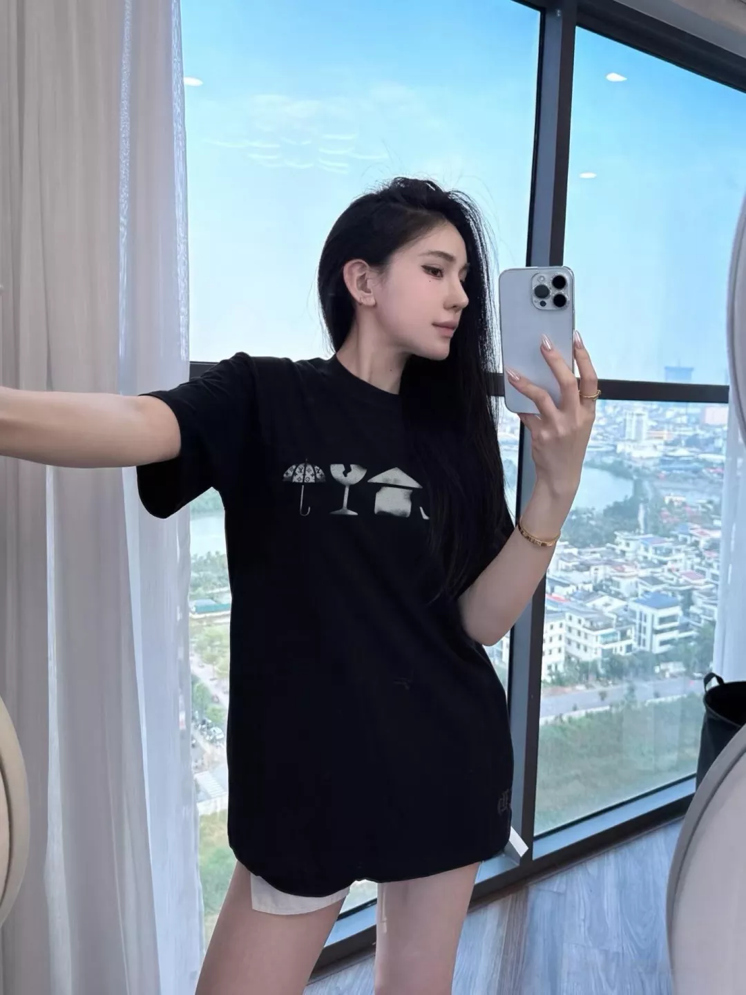 루이비통 로고 프린트 코튼 크루넥 반소매 티셔츠 상세 이미지 28