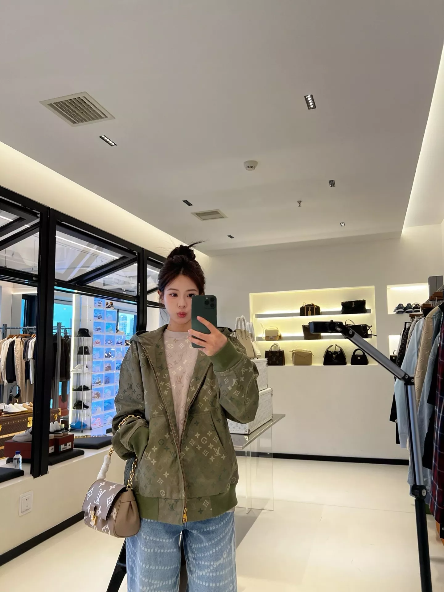 루이비통 모노그램 프린트 후드 집업 재킷 상세 이미지 20