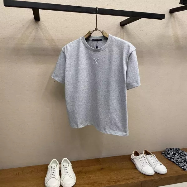 루이비통 LV 엠보 로고 헤비 코튼 슬림핏 반팔 티셔츠