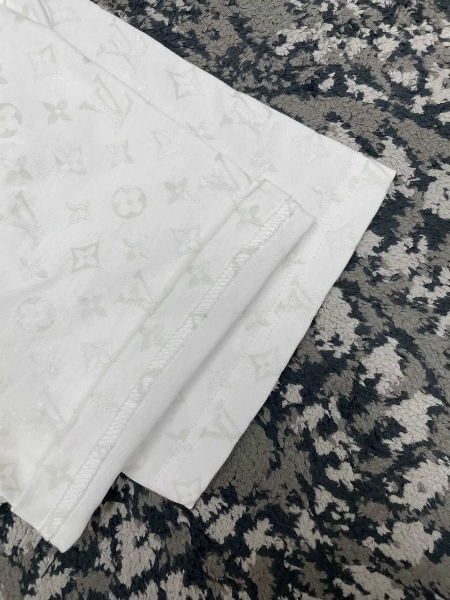 루이비통 모노그램 야광 프린트 코튼 반소매 티셔츠 상세 이미지 6
