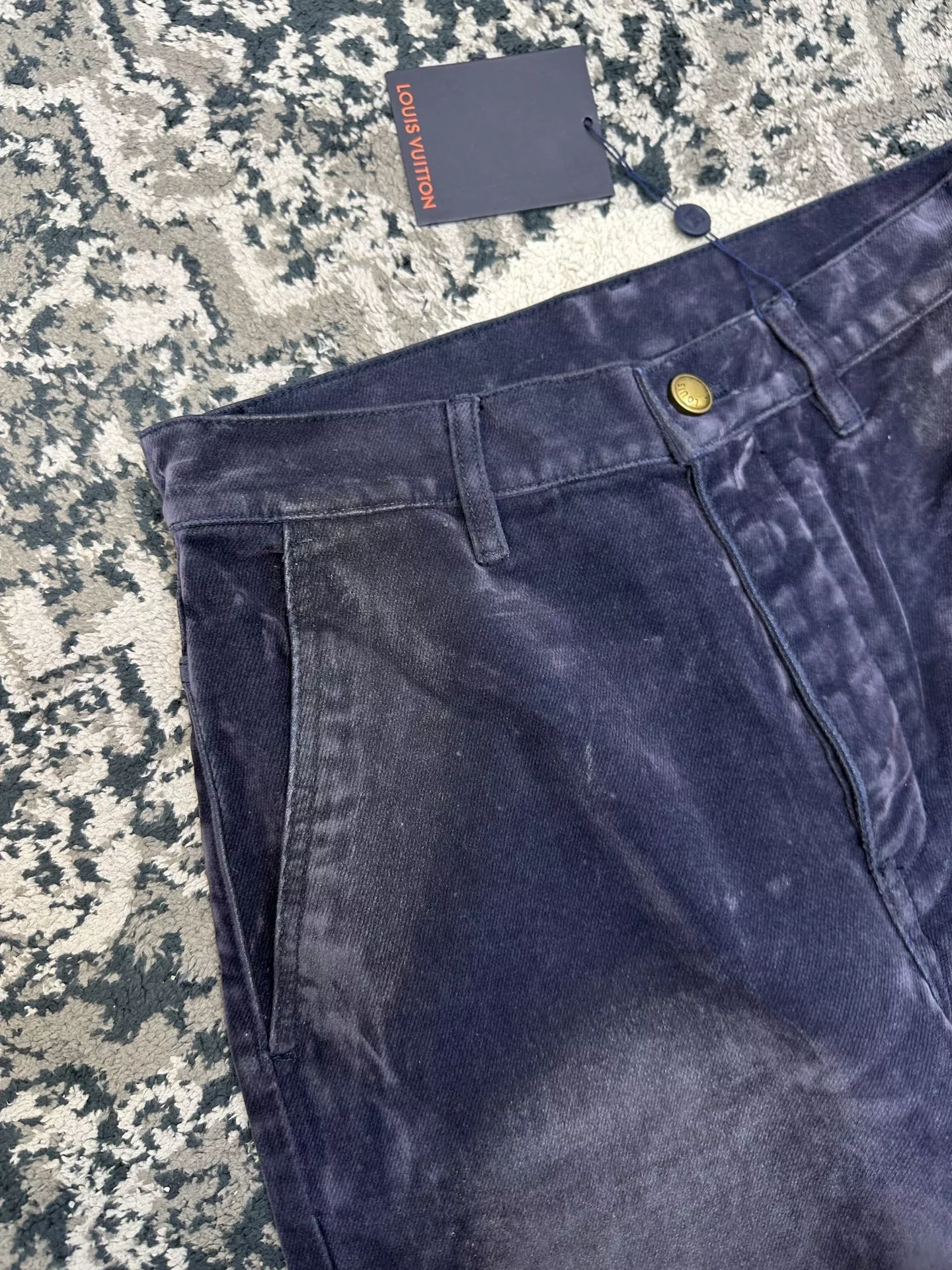 루이비통 모노그램 포켓 디테일 왁스 워시 데님 팬츠 상세 이미지 5