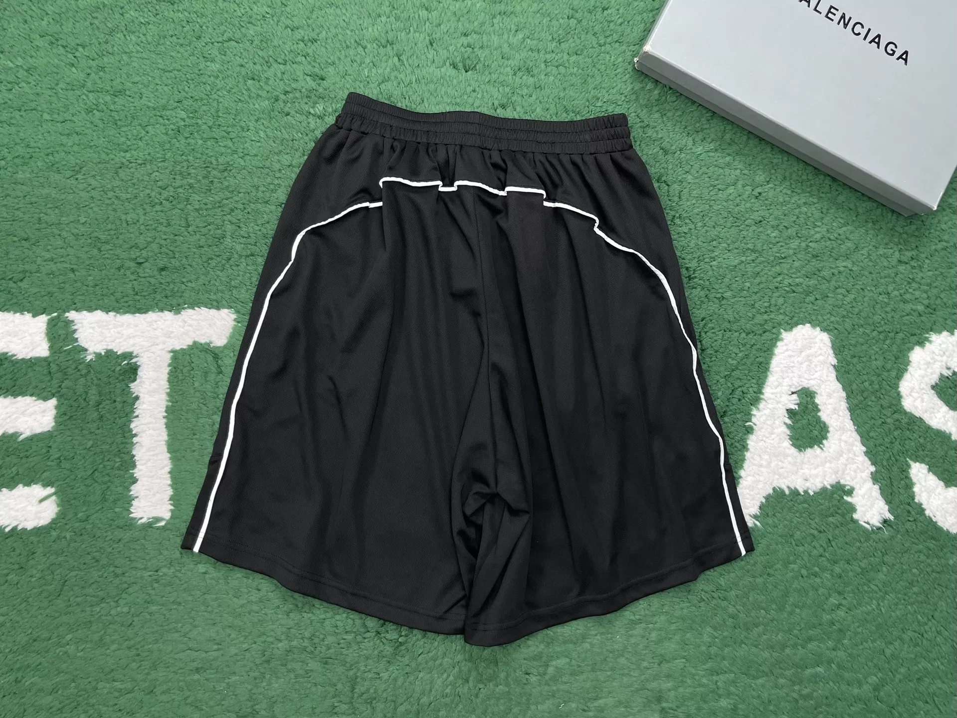 발렌시아가 사커 로고 루즈핏 반바지 상세 이미지 2