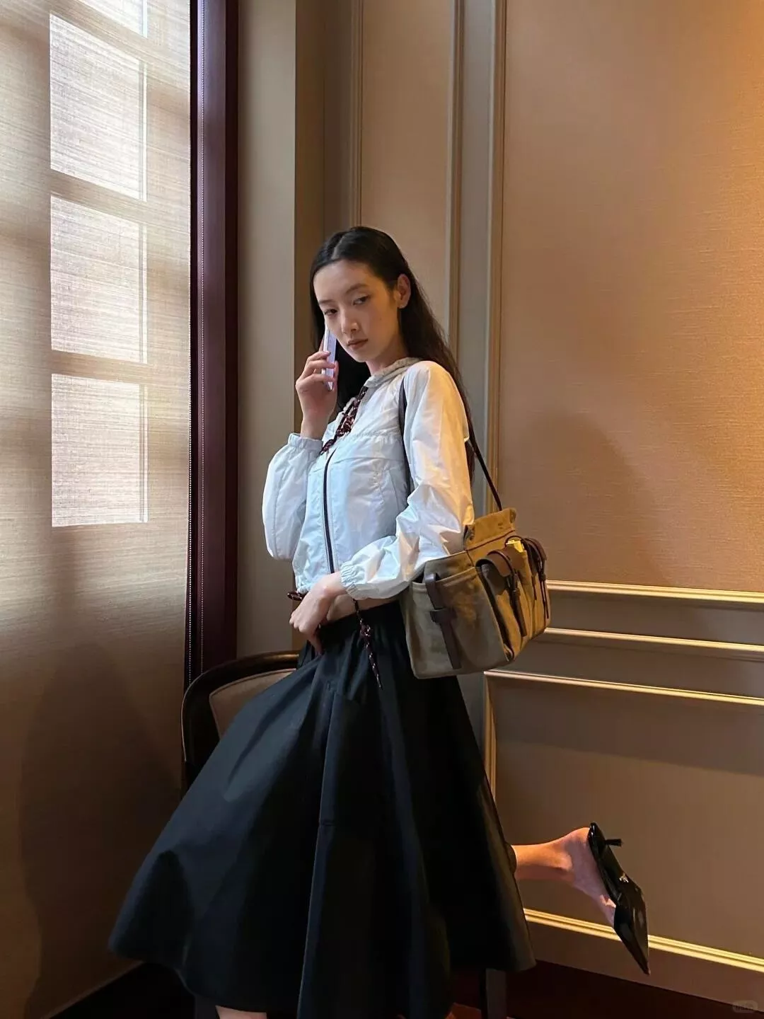 프라다 삼각 로고 크롭 나일론 방수 후드 집업 재킷 상세 이미지 22