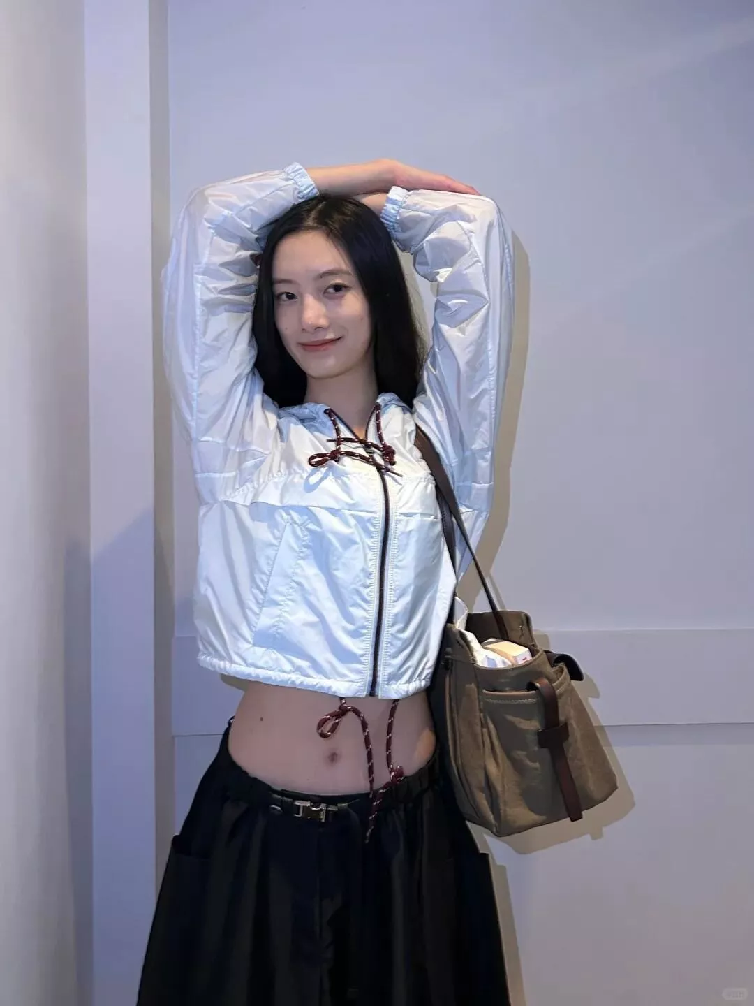 프라다 삼각 로고 크롭 나일론 방수 후드 집업 재킷 상세 이미지 21