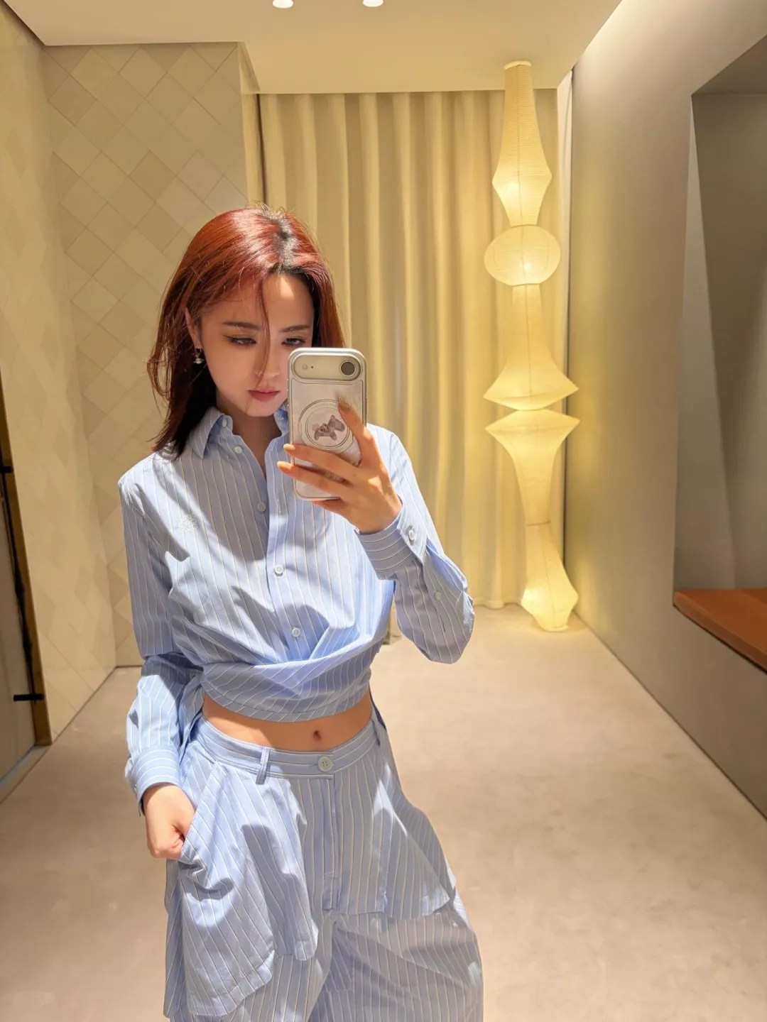 로에베 아나그램 자수 스트라이프 타이 디테일 긴소매 셔츠 상세 이미지 26