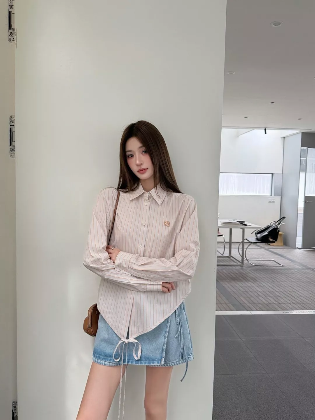 로에베 아나그램 자수 스트라이프 타이 디테일 긴소매 셔츠 상세 이미지 22