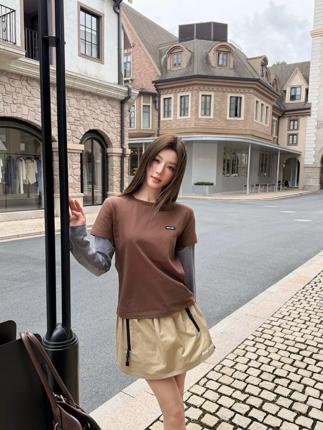 미우미우 자수 라벨 스트라이프 소매 레이어드 긴소매 티셔츠 상세 이미지 21