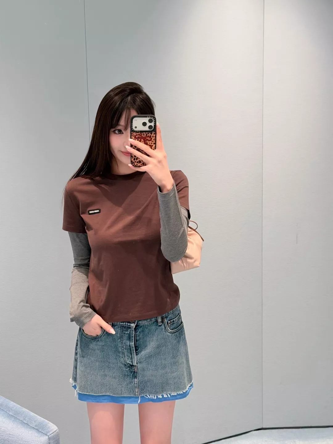 미우미우 자수 라벨 스트라이프 소매 레이어드 긴소매 티셔츠 상세 이미지 26
