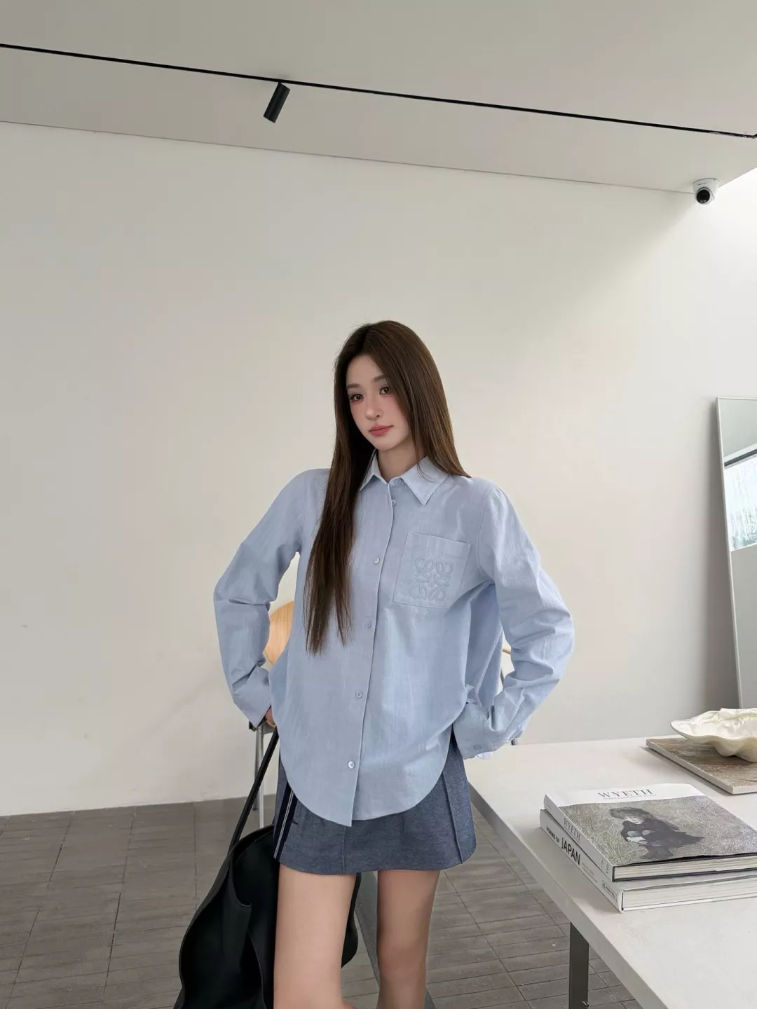 로에베 아나그램 자수 포켓 코튼 포플린 긴소매 셔츠 상세 이미지 24